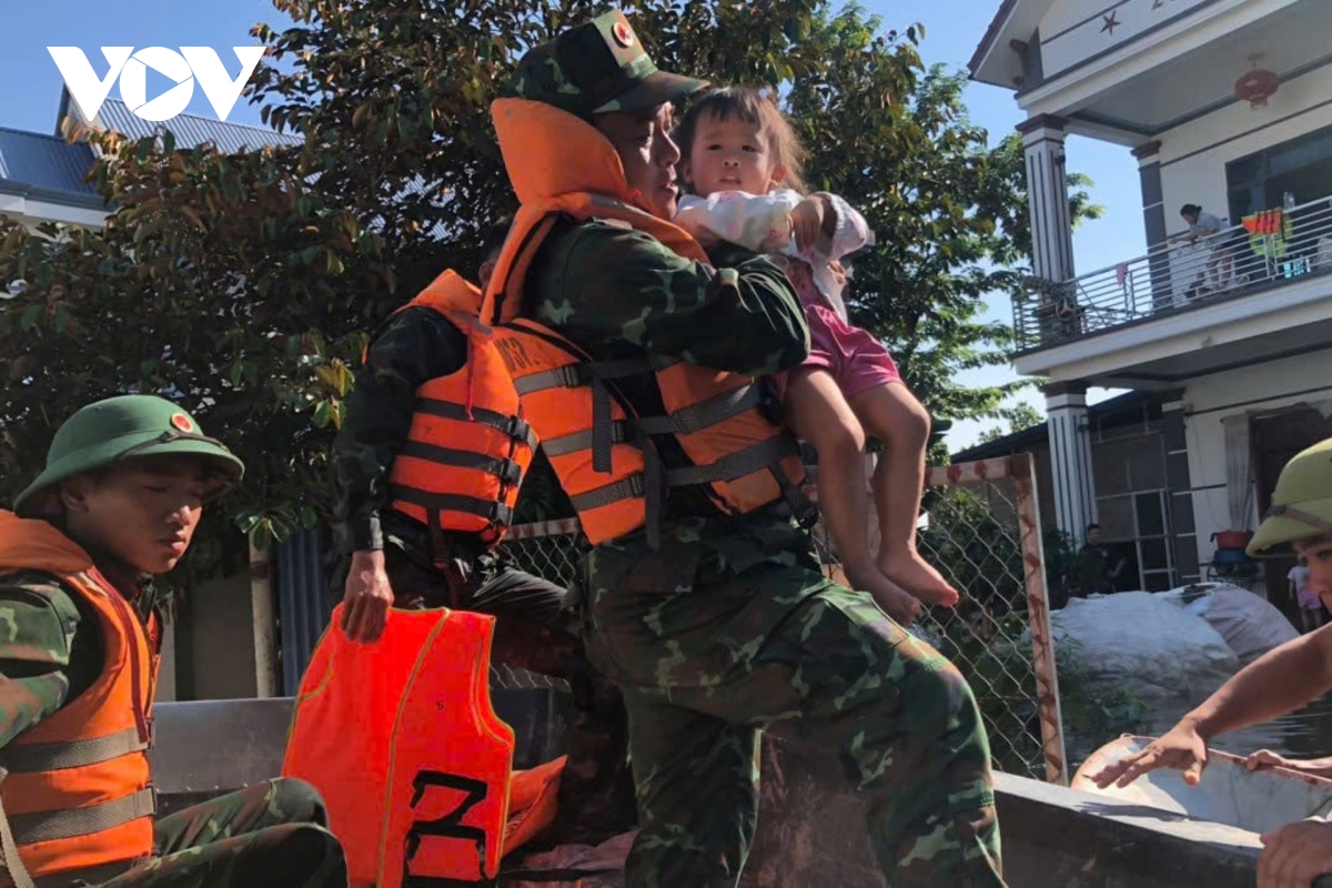 Bộ đội dầm mình gõ cửa từng nhà mang nhu yếu phẩm tới bà con vùng lũ Trung Giã